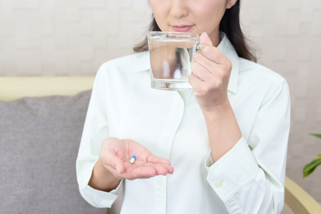 女性の服薬